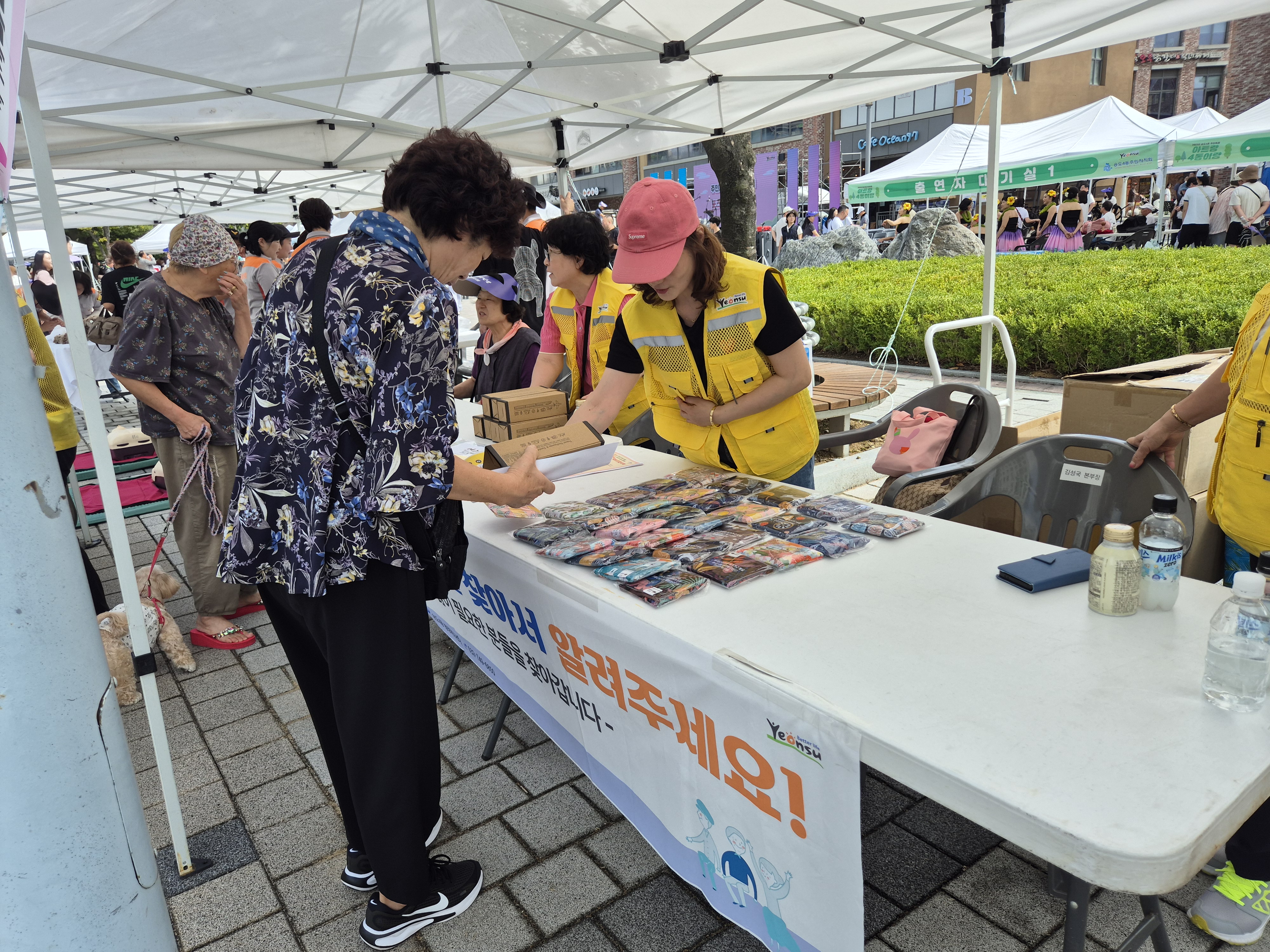 연수구 송도4동 지역사회보장협의체는 지난 13일 고독사 위험군, 고립·은둔 청장년 등 신복지취약계층과 경제적인 어려움이나 건강 문제 등으로 복지서비스가 필요한 복지위기가구 발굴을 위한 복지 사각지대 발굴 홍보 캠페인을 했다